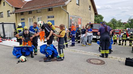 Einsatzkräfte im niederbayerischen Ortenburg tragen für den Einsatz Schutzanzüge. Nach einem Ammoniak-Austritt in einem Betrieb in Niederbayern mit mindestens acht Verletzten ist der Warnhinweis außerhalb des betroffenen Ortsteils von Ortenburg (Landkreis Passau) aufgehoben worden.