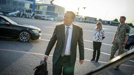 Pistorius (SPD), Bundesminister der Verteidigung, beim Einstieg in den Airbus A321 der Luftwaffe.