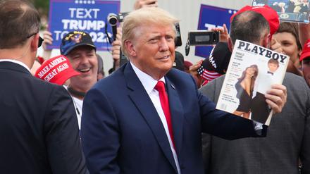 Der ehemalige US-Präsident hält ein Playboy-Magazin in der Hand. 