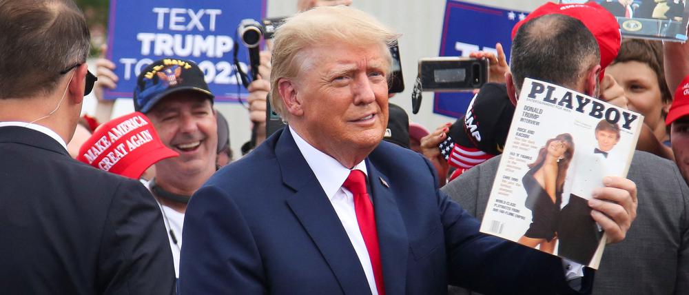 Der ehemalige US-Präsident hält ein Playboy-Magazin in der Hand. 