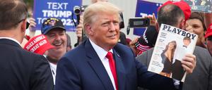 Der ehemalige US-Präsident hält ein Playboy-Magazin in der Hand. 