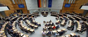 Abgeordnete nehmen vor Beginn der Plenarsitzung des Berliner Abgeordnetenhauses an einer Feierstunde zum 30. Jahrestag des Umzuges des Abgeordnetenhauses von Berlin in den ehemaligen Preußischen Landtag teil. +++ dpa-Bildfunk +++