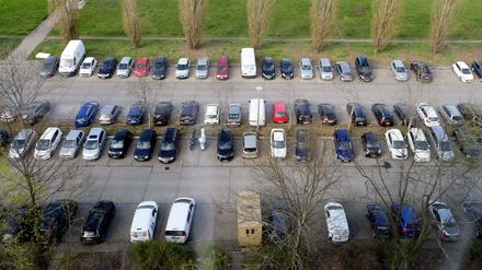 26.04.2021, Berlin - Deutschland. Mieter können direkt vor dem Haus parken, große Parkplätze wird es aber nicht für immer geben. *** 26 04 2021, Berlin Germany Tenants can park directly in front of the building, but large parking lots will not be available forever 