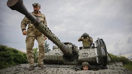 Ukraine, Bachmut: Ukrainische Soldaten stehen auf einem schwedischen CV90-Schützenpanzer.