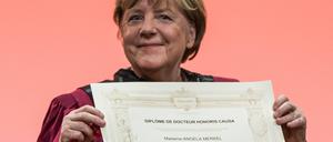 Angela Merkel erhält die Ehrendoktorwürde der französischen Hochschule Sciences Po.