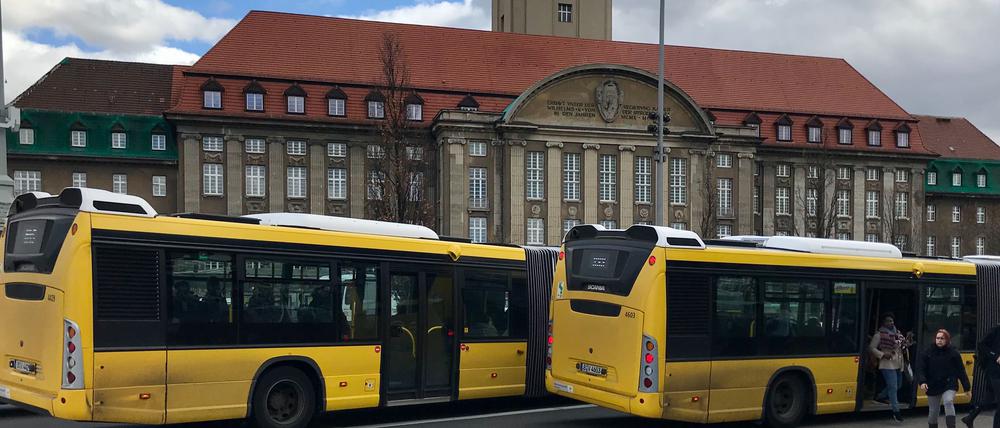 Alles verheddert - wie so oft am Rathaus Spandau.