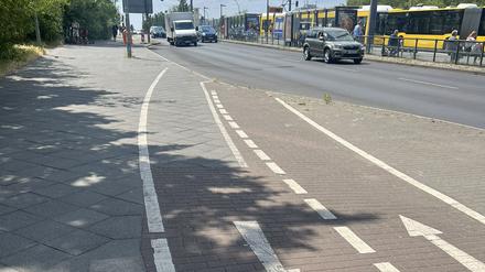 Dieser Radweg in Hohenschönhausen führt direkt auf die Autostrecke – in den Gegenverkehr. 