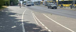 Dieser Radweg in Hohenschönhausen führt direkt auf die Autostrecke – in den Gegenverkehr. 