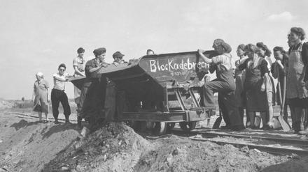 Frauen für die Luftbrücke. Der Flughafen Tegel wurde 1948 in drei Monaten neu errichtet. Der Anteil weiblicher Arbeitskräfte lag bei 40 Prozent.