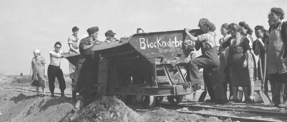 Frauen für die Luftbrücke. Der Flughafen Tegel wurde 1948 in drei Monaten neu errichtet. Der Anteil weiblicher Arbeitskräfte lag bei 40 Prozent.