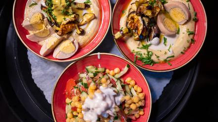 Hummus und Salat im Café des koscheren Lebensmittelladens „kosher4all“ in Charlottenburg.