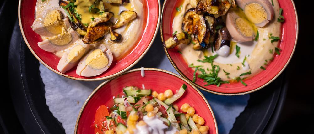 Hummus und Salat im Café des koscheren Lebensmittelladens „kosher4all“ in Charlottenburg.