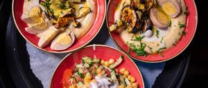 Hummus und Salat im Café des koscheren Lebensmittelladens „kosher4all“ in Charlottenburg.