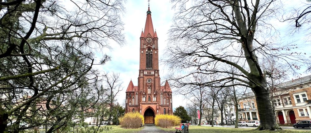 Aus der Ferne sieht er intakt aus. Doch der Kirchturm der Paulus-Kirche in Lichterfelde muss saniert werden.