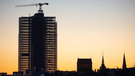 Blick auf den Steglitzer Kreisel: Jetzt sollen Turm und Sockel verrkauf werden.