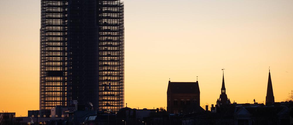 Blick auf das Hochhaus der Adler Group am Steglitzer Kreisel in Berlin.