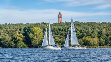 Irgendwann haben auch die Wassersportler Berlin entdeckt: Segeln am Wannsee.