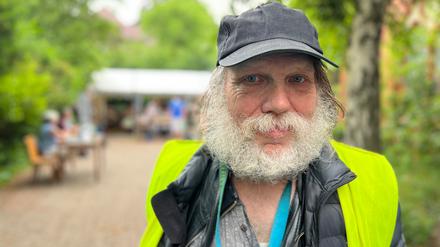 Hans-Joachim, 68, sagt zur Duschmobil-Idee: „Na gut, für Männer gibt es ja keins. Ich würde zum Duschen kommen.”