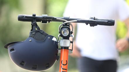 Ein Elektro-Tretroller von Circ steht samt Helm fahrbereit auf der Straße.