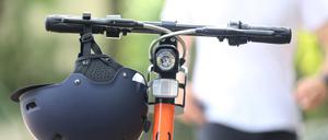 Ein Helm schützt Fahrer von Elektro-Tretroller bei schweren Unfällen.