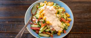 Frischer Salat mit Tomaten, Gurken, Kichererbsen und Tahina.