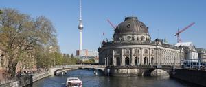Bodemuseum Deutschland, Berlin, 30.04.2017, Bodemuseum (Kaiser-Friedrich-Museum), Monbijoubrücke, Ausflugsschiff auf der Spree, (Fernsehturm), Â

Bode Museum Germany Berlin 30 04 2017 Bode Museum Kaiser Friedrich Museum Monbijoubrücke Excursion boat on the Spree TV tower â  