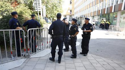Polizisten sichern das Gelände vor der Moschee in Stockholm.