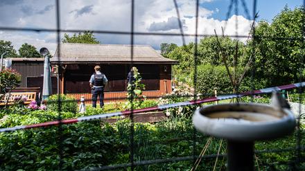 Bei den Ermittlungen nach schwerem sexuellem Missbrauch von Kindern stehen zwei Polizeibeamte an der Rückseite der Gartenlaube, wo der vermutliche Haupttäter Teile seiner Server-Anlage unterbrachte (Archivbild). 