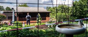 Bei den Ermittlungen nach schwerem sexuellem Missbrauch von Kindern stehen zwei Polizeibeamte an der Rückseite der Gartenlaube, wo der vermutliche Haupttäter Teile seiner Server-Anlage unterbrachte (Archivbild). 