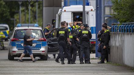 Die Polizei steht nach mehreren Notrufen vor der Carl-von-Ossietzky-Schule in Berlin-Kreuzberg.
