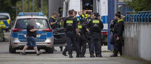 Die Polizei steht nach mehreren Notrufen vor der Carl-von-Ossietzky-Schule in Berlin-Kreuzberg.