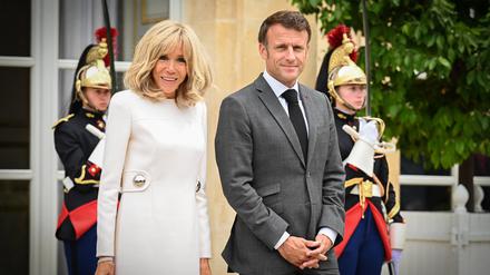 Der Präsident von Frankreich Emmanuel Macron und Brigitte Macron bei einem Termin im Elysee-Palast in Paris am 20. Juni 2023.
