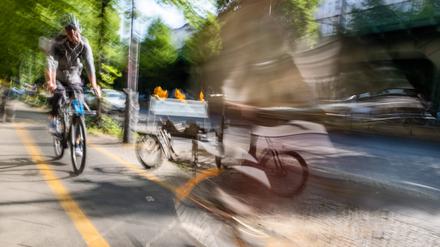 Fahrradfahrer auf der Schönhauser Allee in Berlin-Prenzlauer Berg.