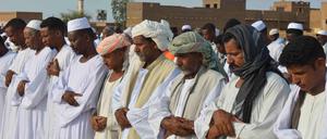 Vor der Gewalt in Khartum geflohen. Sudanesische muslimische Gläubige versammeln sich am heutigen Mittwoch in der Region Jazira, südlich von Khartum, zum Eid al-Adha Morgengebet.