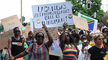 Proteste gegen Ugandas strikte Gesetze gegen queere Menschen.