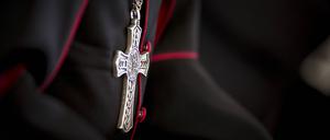 Ein Kreuz haengt um den Hals eines Erzbischofs in Berlin, 14.01.2019. Berlin Deutschland *** A cross hangs around the neck of an archbishop in Berlin 14 01 2019 Berlin Germany PUBLICATIONxINxGERxSUIxAUTxONLY Copyright: xFlorianxGaertner/photothek.netx  