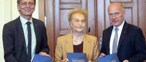 Stadtentwicklungssenator Christian Gaebler (SPD, l.), die Vorsitzende der Expertenkommission, Herta Däubler-Gmelin, und Kai Wegner (CDU), Regierender Bürgermeister von Berlin, bei der Vorstellung des Abschlussberichts der Expertenkommission „Vergesellschaftung großer Wohnungsunternehmen“.