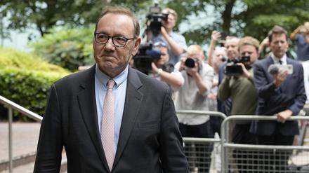 28.06.2023, Großbritannien, London: Kevin Spacey, Schauspieler aus den USA, verlässt den Southwark Crown Court. Dem 63 Jahre alten zweifachen Oscar-Gewinner werden sexuelle Straftaten gegen vier Männer vorgeworfen. Foto: Frank Augstein/AP/dpa +++ dpa-Bildfunk +++