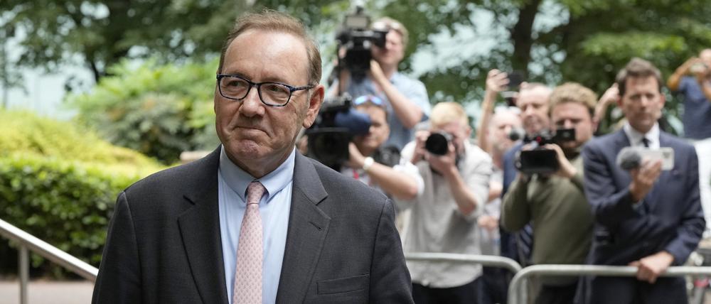 28.06.2023, Großbritannien, London: Kevin Spacey, Schauspieler aus den USA, verlässt den Southwark Crown Court. Dem 63 Jahre alten zweifachen Oscar-Gewinner werden sexuelle Straftaten gegen vier Männer vorgeworfen. Foto: Frank Augstein/AP/dpa +++ dpa-Bildfunk +++