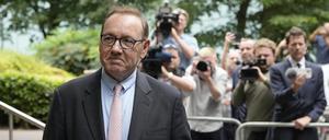 28.06.2023, Großbritannien, London: Kevin Spacey, Schauspieler aus den USA, verlässt den Southwark Crown Court. Dem 63 Jahre alten zweifachen Oscar-Gewinner werden sexuelle Straftaten gegen vier Männer vorgeworfen. Foto: Frank Augstein/AP/dpa +++ dpa-Bildfunk +++