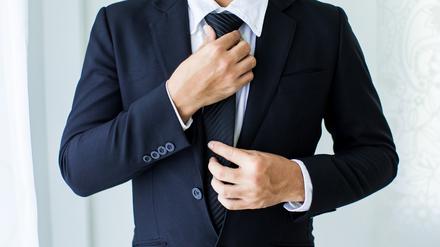 Die traditionell formale Kleidung wird heutzutage durch viele Alternativen infrage gestellt. In Zeiten von remote Arbeiten und Homeoffice wird ein legerer Kleidungsstil immer beliebter und macht dem Anzug Konkurrenz. 