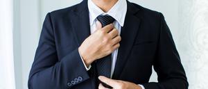 Die traditionell formale Kleidung wird heutzutage durch viele Alternativen infrage gestellt. In Zeiten von remote Arbeiten und Homeoffice wird ein legerer Kleidungsstil immer beliebter und macht dem Anzug Konkurrenz. 