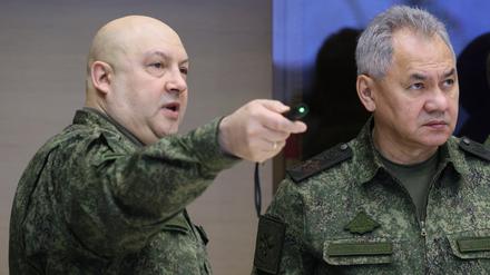 General Sergej Surowikin (l), Oberster russische Militärbefehlshaber in der Ukraine, und Sergej Schoigu, Verteidigungsminister von Russland, bei einem Treffen mit dem russischen Präsidenten Putin während seines Besuchs russicher Truppen an einem unbekannten Ort in der Ukraine.