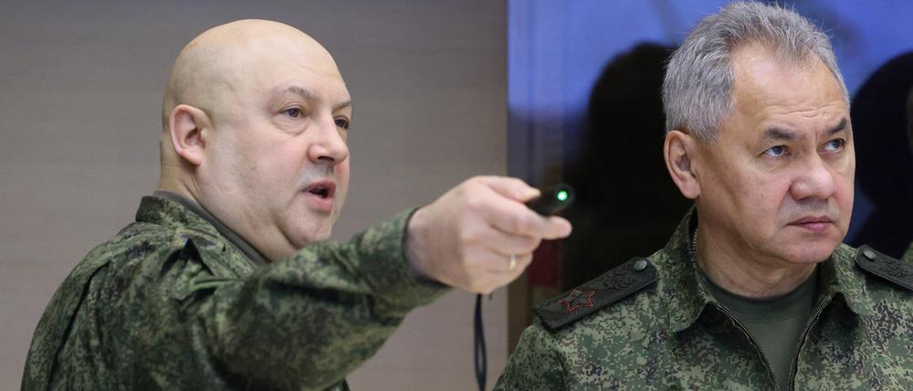 General Sergej Surowikin (l), Oberster russische Militärbefehlshaber in der Ukraine, und Sergej Schoigu, Verteidigungsminister von Russland, bei einem Treffen mit dem russischen Präsidenten Putin während seines Besuchs russicher Truppen an einem unbekannten Ort in der Ukraine.