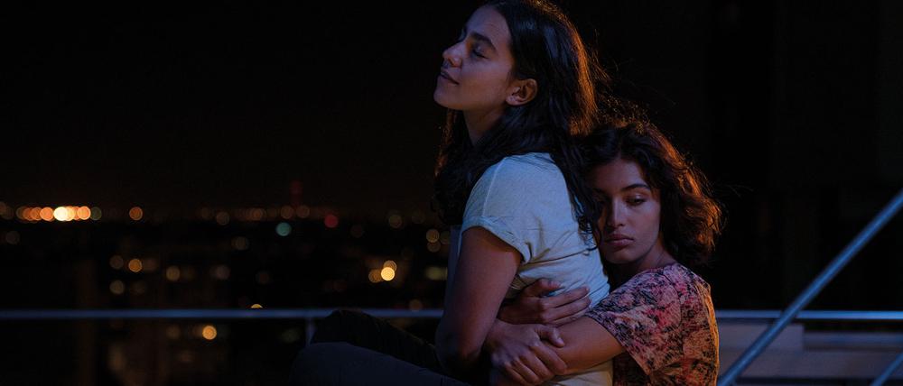 Nedjma (Lina El Arabi, links) und Zina (Esther Rollande) in „Besties“.