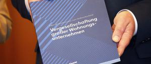 28.06.2023, Berlin: Kai Wegner (CDU), Regierender Bürgermeister von Berlin, hält den Abschlussbericht der Expertenkommission «Vergesellschaftung großer Wohnungsunternehmen» in den Händen. Foto: Wolfgang Kumm/dpa +++ dpa-Bildfunk +++