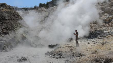 Der Geologe Roberto Isaia nahe einer Rauchsäule in den Phlegräischen Feldern bei Pozzuoli westlich von Neapel – das Gebiet gilt mit rund 150 Quadratkilometern als eine der aktivsten Vulkanzonen Europas. 