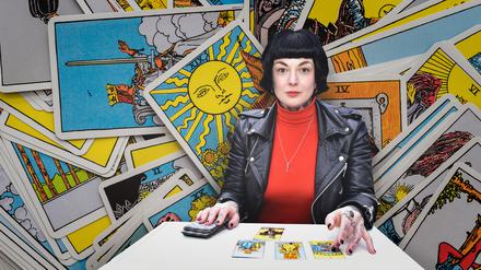 „Was ist deine Frage, Herzchen?“ Hannah Joy Graves legt einem für 55 Euro Tarotkarten. 