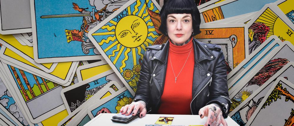 „Was ist deine Frage, Herzchen?“ Hannah Joy Graves legt einem für 55 Euro Tarotkarten.