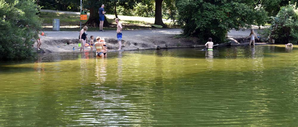 An einer der Badestellen am Schlachtensee soll eine Jugendliche vergewaltigt worden sein.